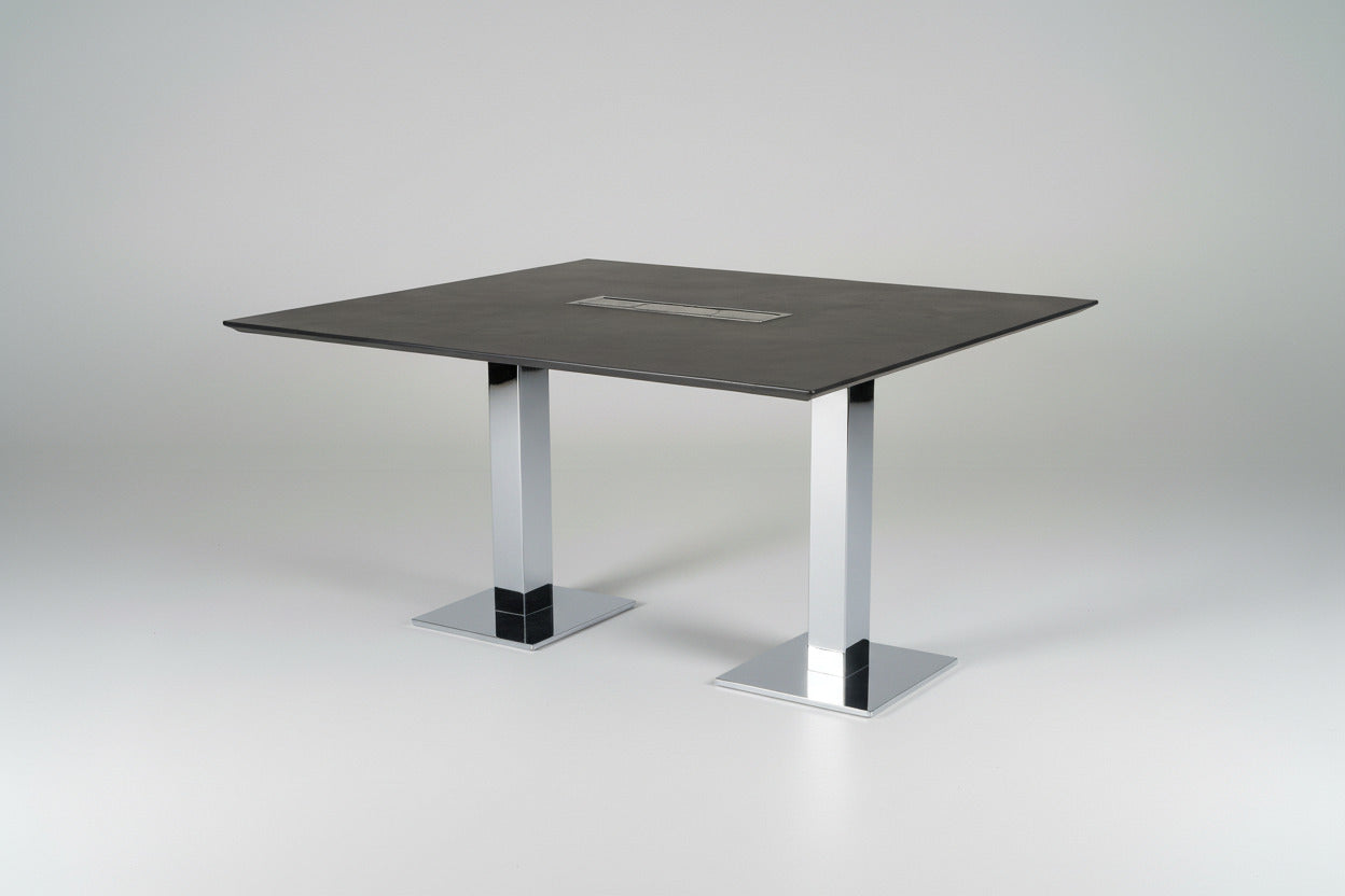 Mødebord 180x130 cm i sort nano laminat med kabelgennemføring og krom stel set skråt forfra